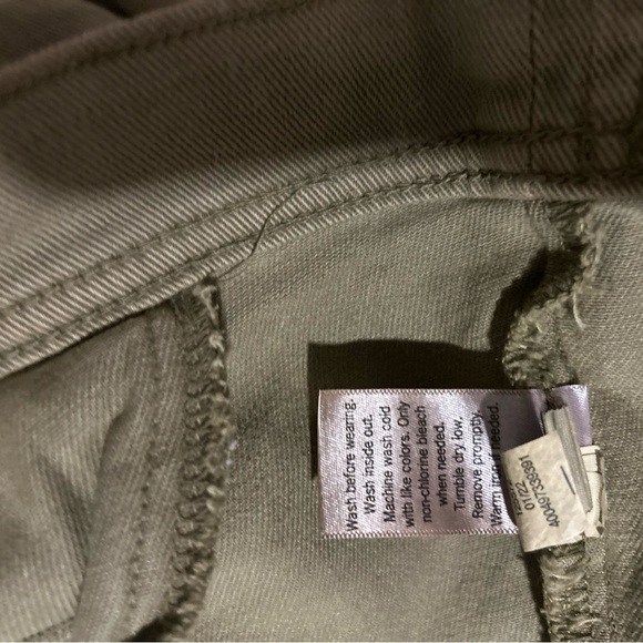 Sonoma Women’s Army Green Cropped Jean Jacket
Size 1X
NWOT - Picture 6 of 6